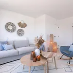 Huswell - Stylish Apartment With Terrace Near The Beach